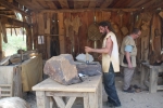 Un tailleur de pierres sur le chantier médiéval de Guédelon