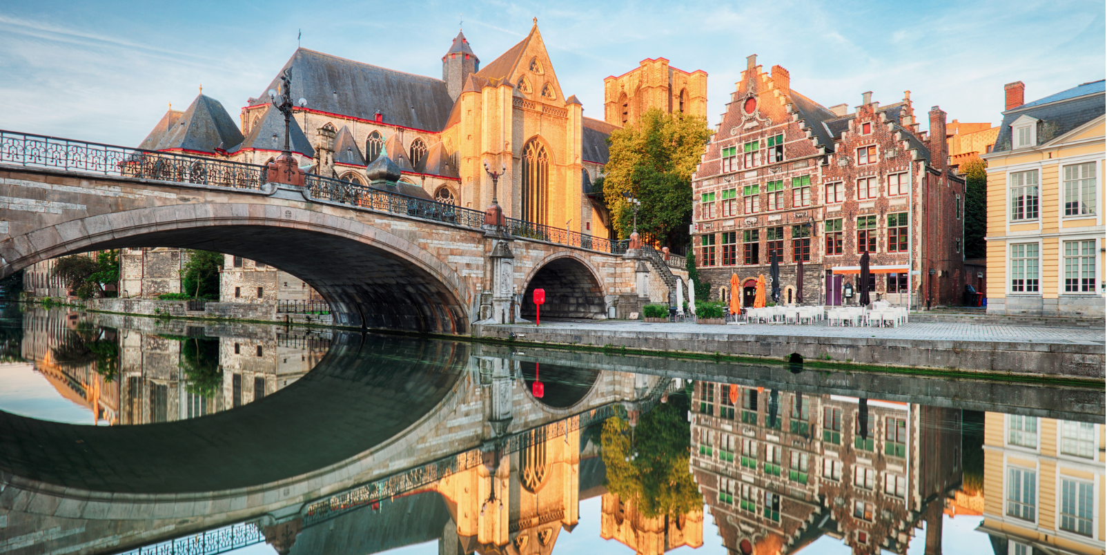 Cathédrale médiévale et pont sur un canal à Gand