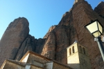 La iglesia de Riglos bajo los Mallos.