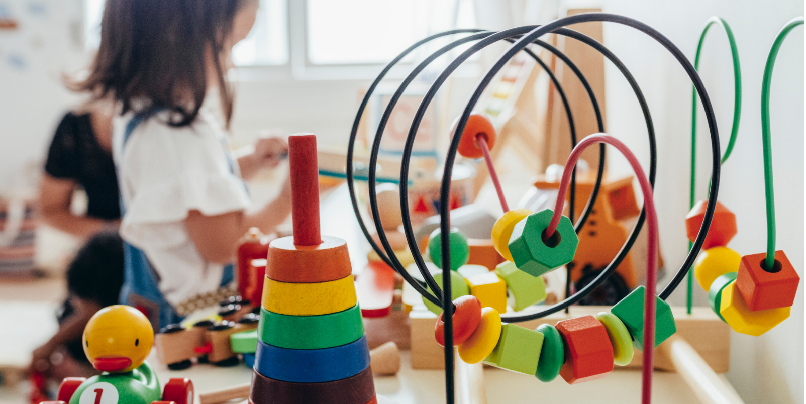 Jeune fille jouant avec des jouets éducatifs