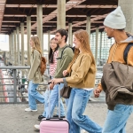 Groupe de jeunes à la gare