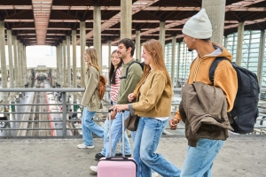 Groupe de jeunes à la gare