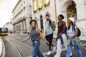 Groupe de jeunes en voyage