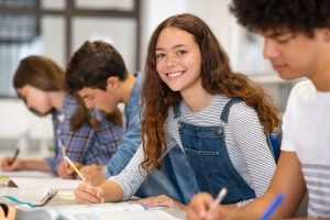 Jeune étudiante en classe